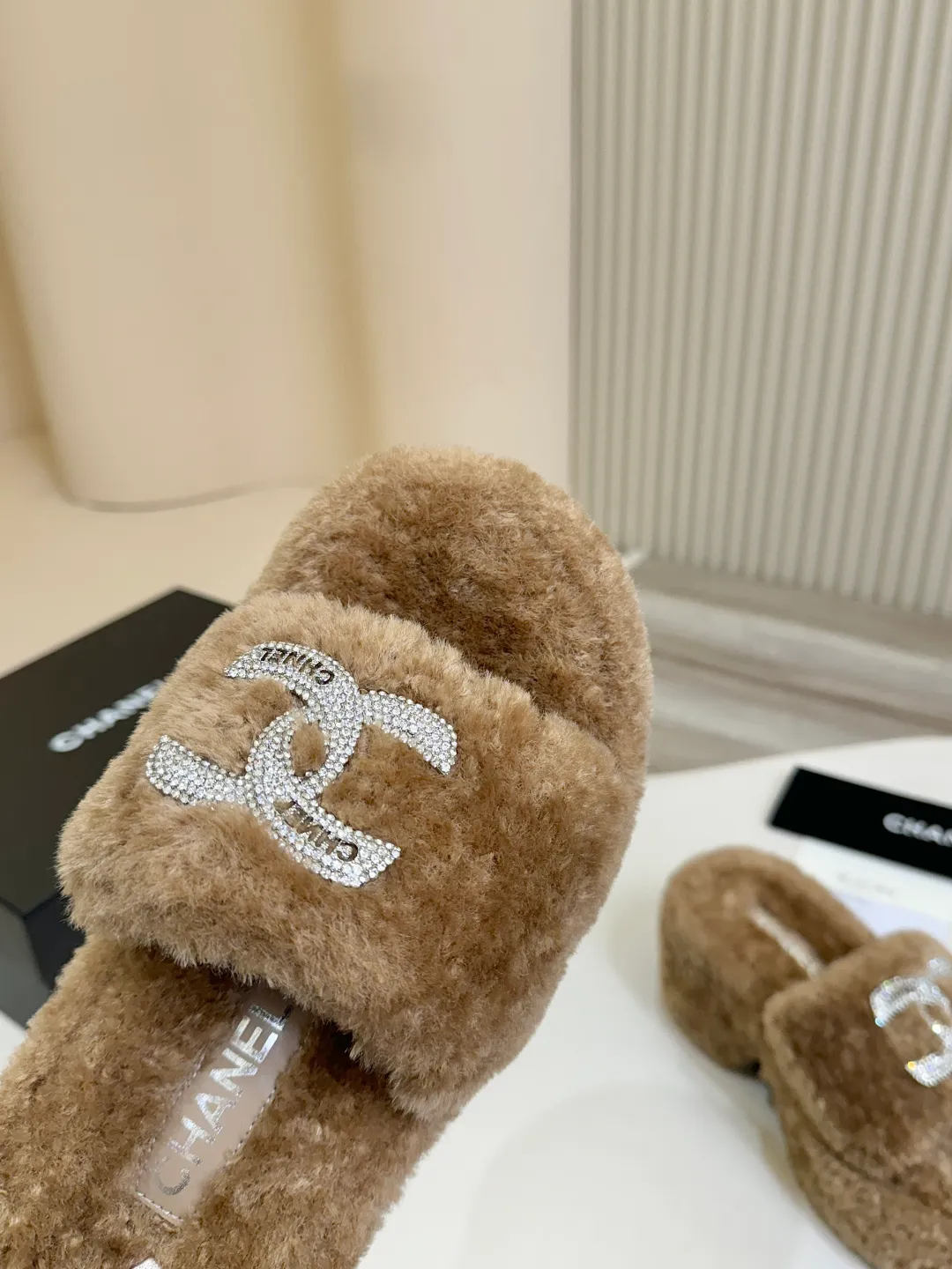 👟👟Ex-factory price 480👟👟 Chanel CHANEL thick-soled fur flip flops｜Finally waited for this pair of the same style from the star show🧚♀️ The upper is covered with soft and waxy lamb wool, with a classic double C diamond buckle✨The texture is full of texture. As soon as you put it on, your sense of luxury soars instantly. The inner lamb wool fabric is as comfortable as stepping on clouds☁️ Thickened rubber soles, 8cm at the heel, 6.5cm at the forefoot, with raised bars, easy to wear with long legs~ The wedge heel design is super easy to walk, lazy and fashionable. It is very elegant for daily outings and date wear. It is a must-have and versatile artifact for this autumn and winter, waiting for you~ #chanel slippers #Celebrity Style #Advanced Wearing Fabric: Lamb 🐑 Wool Lining: Lamb 🐑 Wool Feet: lamb 🐑 hair Outsole: wear-resistant and non-slip rubber outsole Size: 35–40
